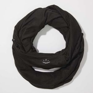 Beyond yoga infinity hidden pocket scarf fall 2021